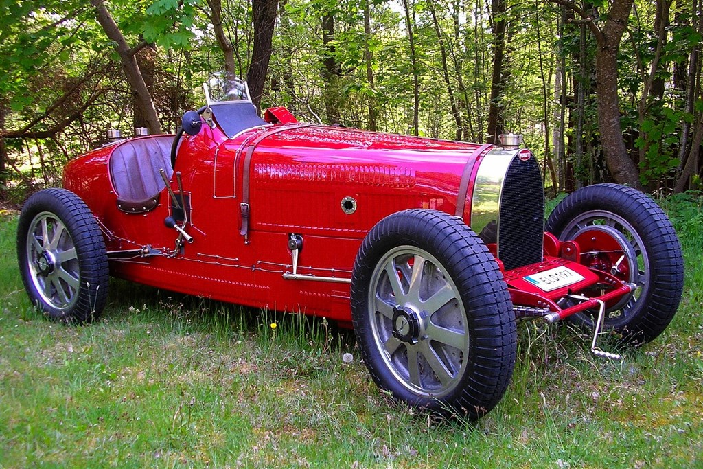 Bugatti-biler er yderst sjældne. Denne Type 51 fra 1932 køres af Roy Palm fra Småland i Sverige. Han har deltaget flere gange i løbet med forskellige biler
(Foto: Privat foto)